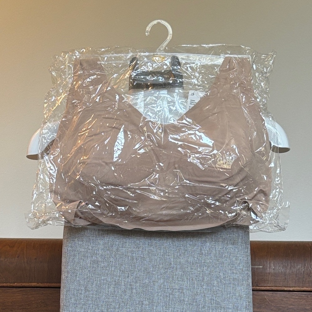 NWT Uniqlo Wireless Bra Bralette XL Nude Seamless Lightly Padded